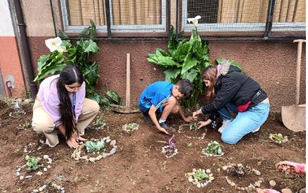 Estudiantes de enfermería crean un jardín médico – MissionNewswire