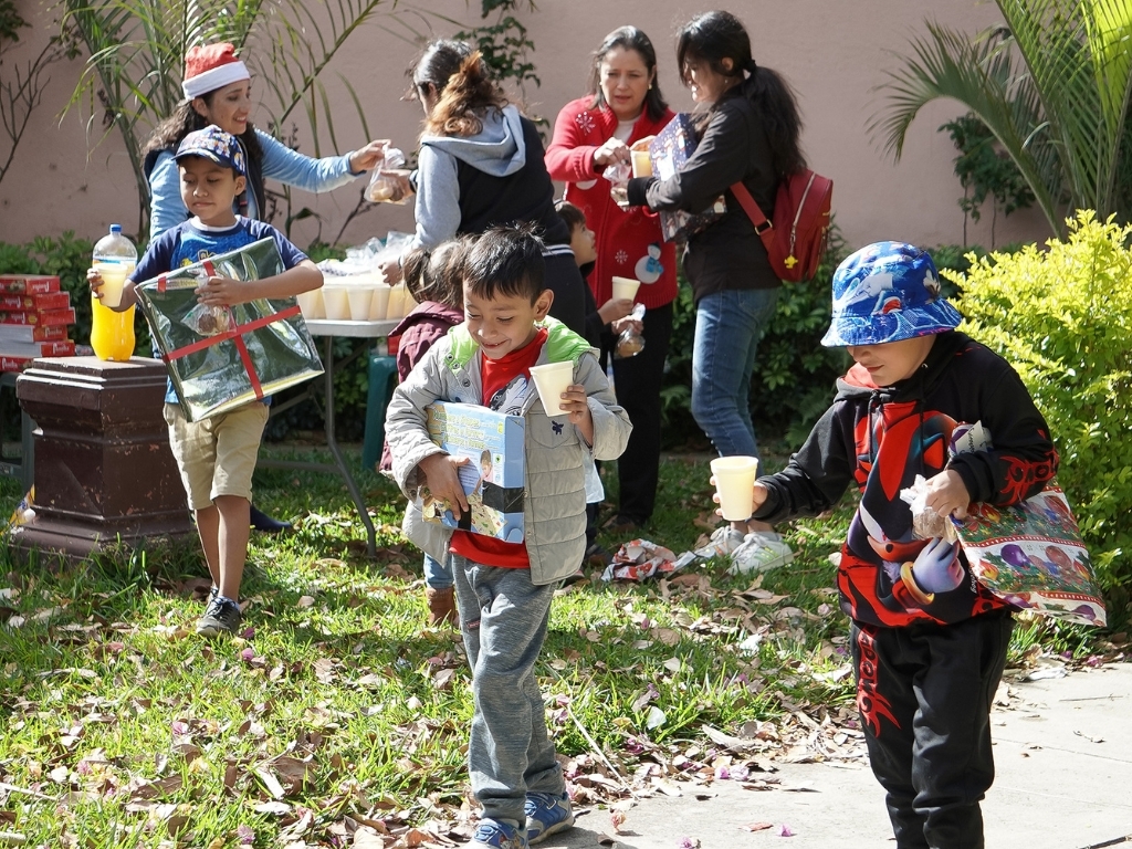 Los niños necesitados reciben regalos – MissionNewswire