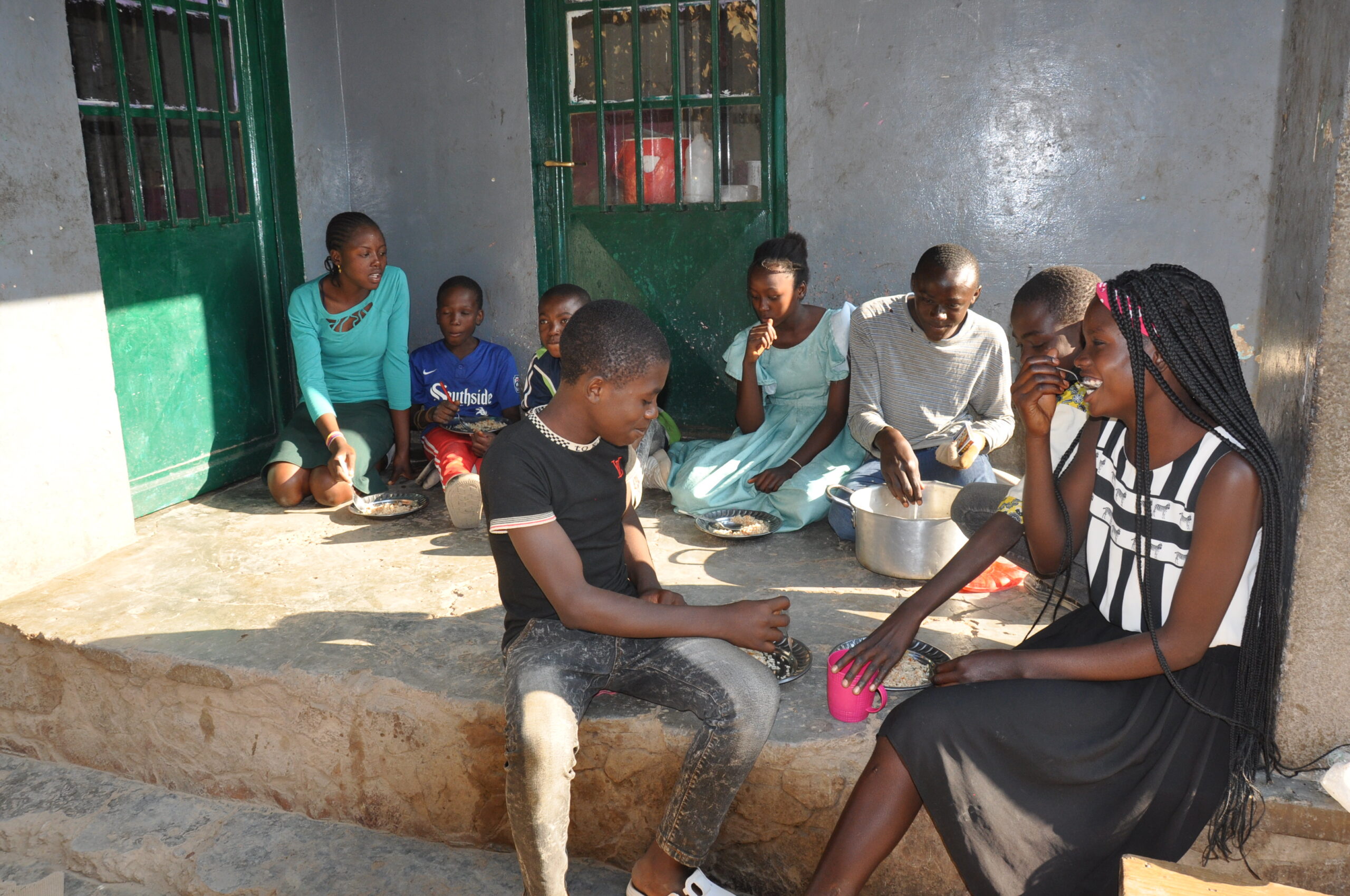 Oeuvres Maman Marguerite, a network of Salesian centers located in Lubumbashi, Democratic Republic of the Congo*, received a shipment of nutritious meals consisting of rice, soy, dehydrated vegetables and vitamins