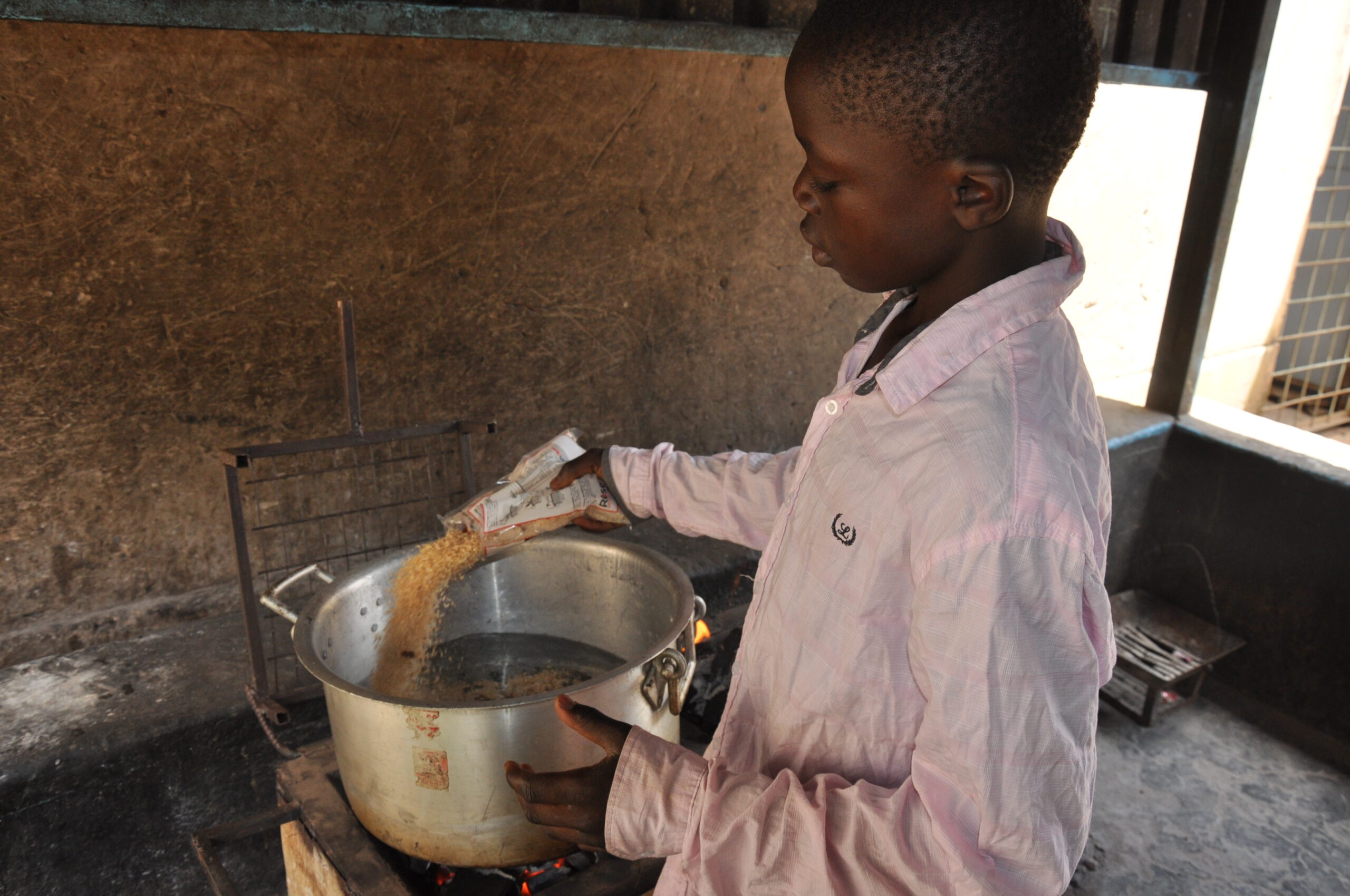 Oeuvres Maman Marguerite, a network of Salesian centers located in Lubumbashi, Democratic Republic of the Congo*, received a shipment of nutritious meals through a partnership between Salesian Missions