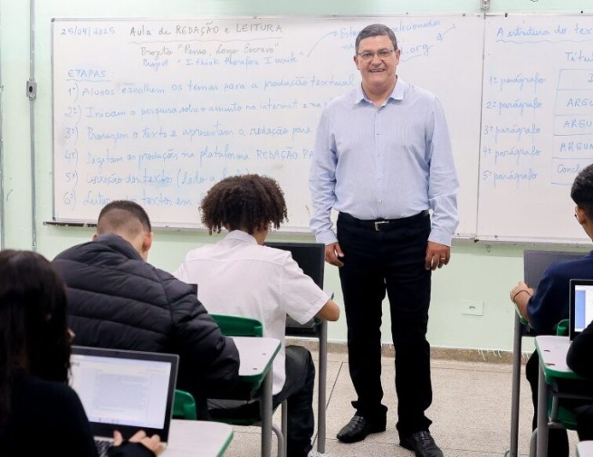 The "I Think, Therefore I Write" initiative was created by Wagner Garcia Siqueira, a teacher at the Fadlo Haidar State School in Itaquera, Brazil