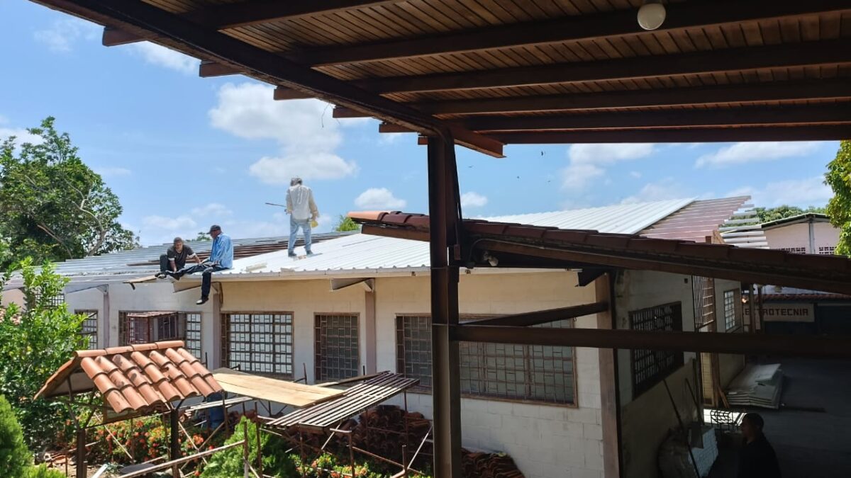 The Salesian Entrepreneurship School of San Félix, located in Bolivar, Venezuela*, has a new roof over the computer laboratory and wing where four classrooms are located thanks to donor funding