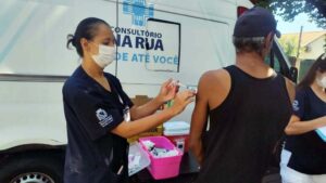 The Salesian-run Zatti Saúde Health Center, through its Street Clinic Program, has administered the flu vaccine to 38 people who are homeless in the municipality of Araçatuba, Brazil.