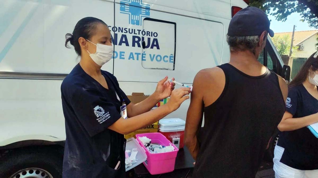 The Salesian-run Zatti Saúde Health Center, through its Street Clinic Program, has administered the flu vaccine to 38 people who are homeless in the municipality of Araçatuba, Brazil.