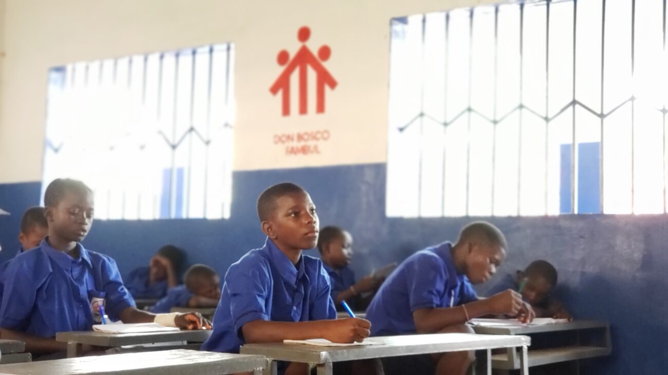 Salesian missionaries had donor funding to support 131 boys in the Child Care Center in Sierra Leone. The center is part of Don Bosco Fambul’s temporary shelter and rehabilitation facility for vulnerable boys aged 5-16 who have suffered severe violations of their fundamental rights or endured harmful conditions